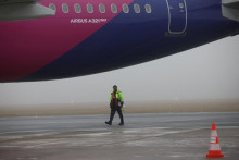 Či bude Wizz Air vykon&aacute;vať ďal&scaron;ie zmeny už počas letn&eacute;ho letov&eacute;ho poriadku od konca marca, je podľa odborn&iacute;ka zatiaľ ťažk&eacute; predpovedať FOTO: Reuters