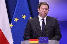 Nemeck&yacute; minister financi&iacute; Lars Klingbeil si mysl&iacute;, že je čas na dvojr&yacute;chlostn&uacute; Eur&oacute;pu. FOTO: Reuters