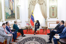 Dočasn&aacute; prezidentka Venezuely Delcy Rodriguezov&aacute; sa stretla s americkou vyslankyňou Laurou Doguovou. FOTO: REUTERS