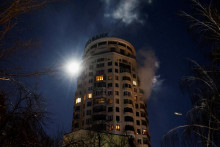 Z bytov&eacute;ho domu v Kyjeve sa val&iacute; dym po tom, čo ho zasiahol dron. FOTO: Reuters