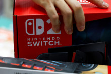 Nov&aacute; Switch 2 je vo viacer&yacute;ch veciach podobn&aacute; svojmu predchodcovi, m&aacute; ale v&auml;č&scaron;iu obrazovku a vylep&scaron;en&uacute; grafiku. FOTO: Reuters
