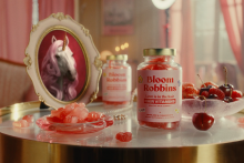 Jednorožec, Zlatovl&aacute;ska a z&aacute;zračn&yacute; gum&iacute;k v novej kampani Bloom Robbins.