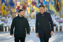 Ukrajinsk&yacute; prezident Volodymyr Zelenskyj a &scaron;&eacute;f NATO Mark Rutte. FOTO: TASR/AP