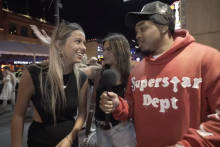 Hailey Welch presl&aacute;vilo kr&aacute;tke nočn&eacute; pouličn&eacute; interview