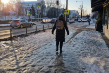 &bdquo;Tvorba poľadovice predstavuje potenci&aacute;lne nebezpečenstvo pre ľudsk&eacute; aktivity,&ldquo; pripom&iacute;na SHM&Uacute;. FOTO: TASR/Slavom&iacute;r Gregor&iacute;k