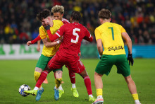 Na sn&iacute;mke zľava Marco Bortoli (Žilina), Trent Kone-Doherty (Liverpool), Alvin Ayman (Liverpool) a Patrik Baleja (Žilina) bojuj&uacute; o loptu. FOTO: TASR/Daniel Stehl&iacute;k