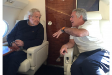 Filozof Noam Chomsky a Jeffrey Epstein sa objavuj&uacute; na tejto nedatovanej fotografii z pozostalost&iacute; zosnul&eacute;ho finančn&iacute;ka a ods&uacute;den&eacute;ho sexu&aacute;lneho delikventa Jeffreyho Epsteina. FOTO: REUTERS