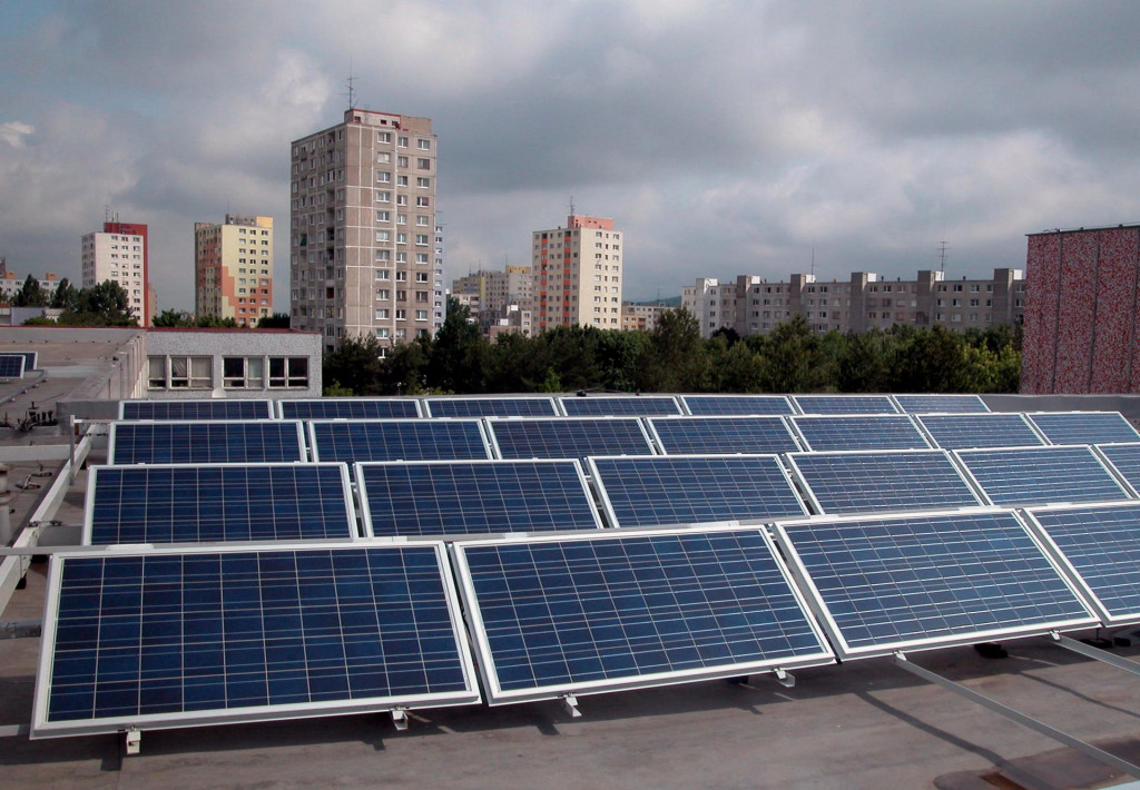 Na sn&iacute;mke slnečn&eacute; kolektory na streche Strednej priemyselnej &scaron;koly elektrotechnickej v Bratislave.

FOTO: TASR/ E. Fa&scaron;ung