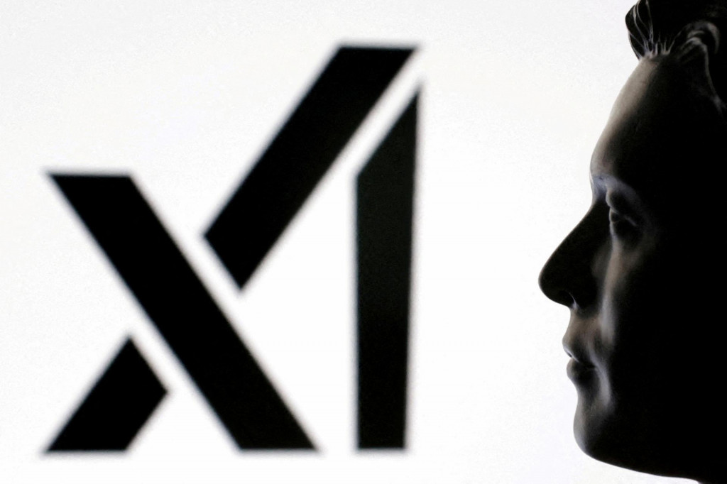 Model Elona Muska pred logom firmy xAI, ktor&uacute; mieni k&uacute;piť a zintegrovať ju do svojho vesm&iacute;rneho imp&eacute;ria. FOTO: REUTERS