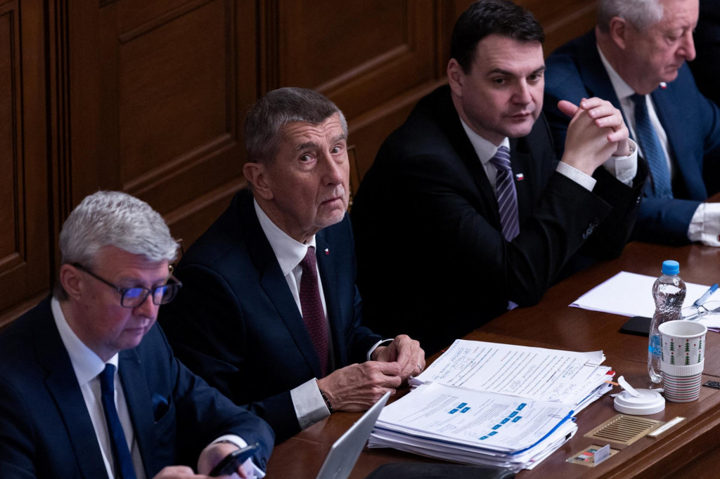 Česk&yacute; minister priemyslu a obchodu Karel Havl&iacute;ček zo strany ANO a česk&yacute; premi&eacute;r Andrej Babi&scaron;. FOTO: Reuters