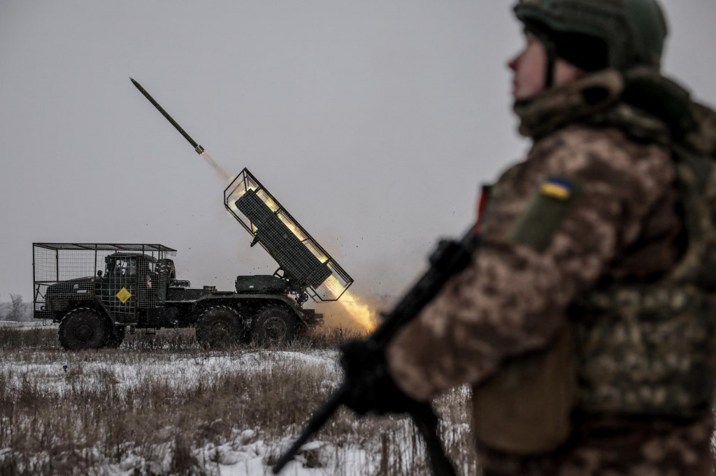 Ukrajinci p&aacute;lia na rusk&eacute; poz&iacute;cie. FOTO: Reuters