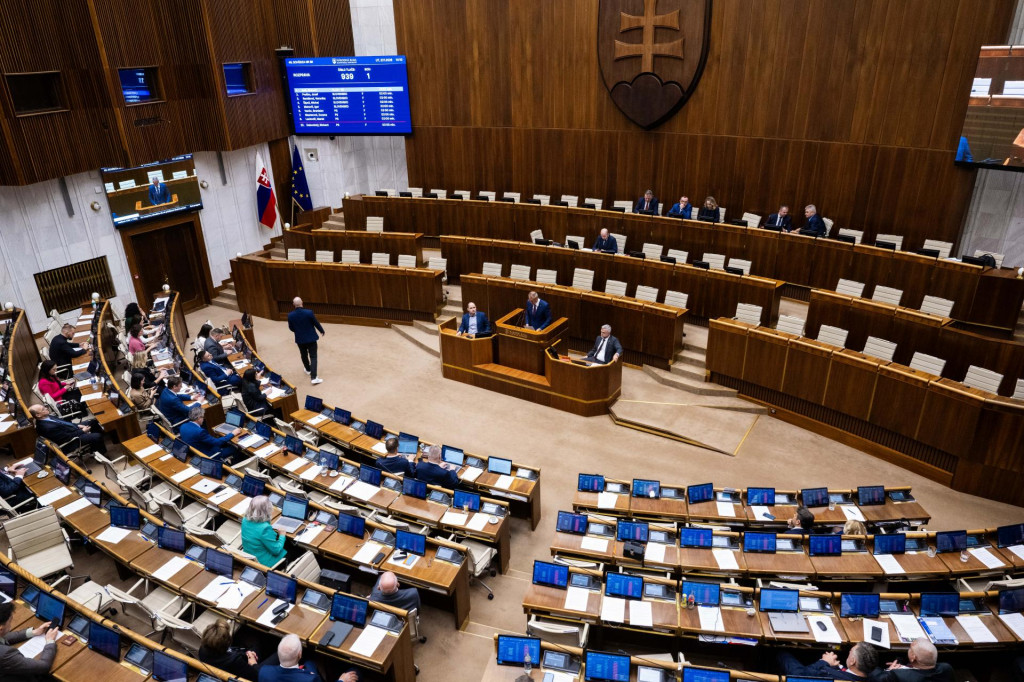 Na sn&iacute;mke poslanci počas 46. sch&ocirc;dze N&aacute;rodnej rady. FOTO: TASR/Jakub Kotian
