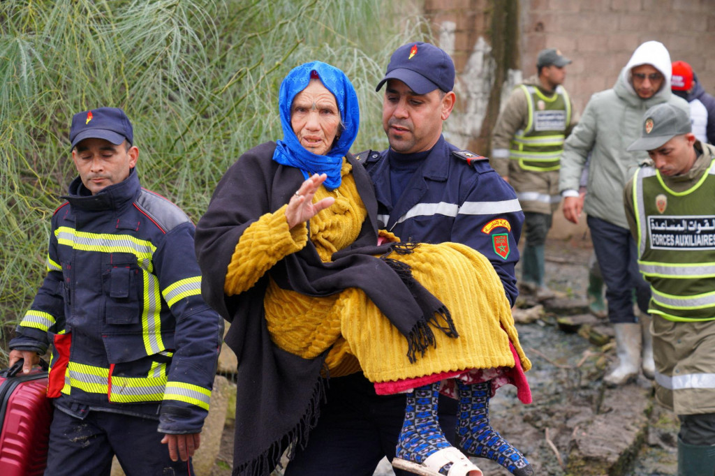 Miestne &uacute;rady v provincii Ksar El Kebir pokračuj&uacute; v n&uacute;dzov&yacute;ch oper&aacute;ci&aacute;ch po siln&yacute;ch dažďoch, ktor&eacute; zv&yacute;&scaron;ili hladinu vody v regi&oacute;ne a naru&scaron;ili dopravu. FOTO: Reuters/Marock&eacute; &uacute;rad