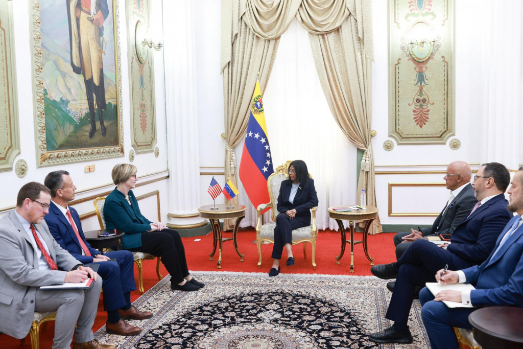 Dočasn&aacute; prezidentka Venezuely Delcy Rodriguezov&aacute; sa stretla s americkou vyslankyňou Laurou Doguovou. FOTO: REUTERS