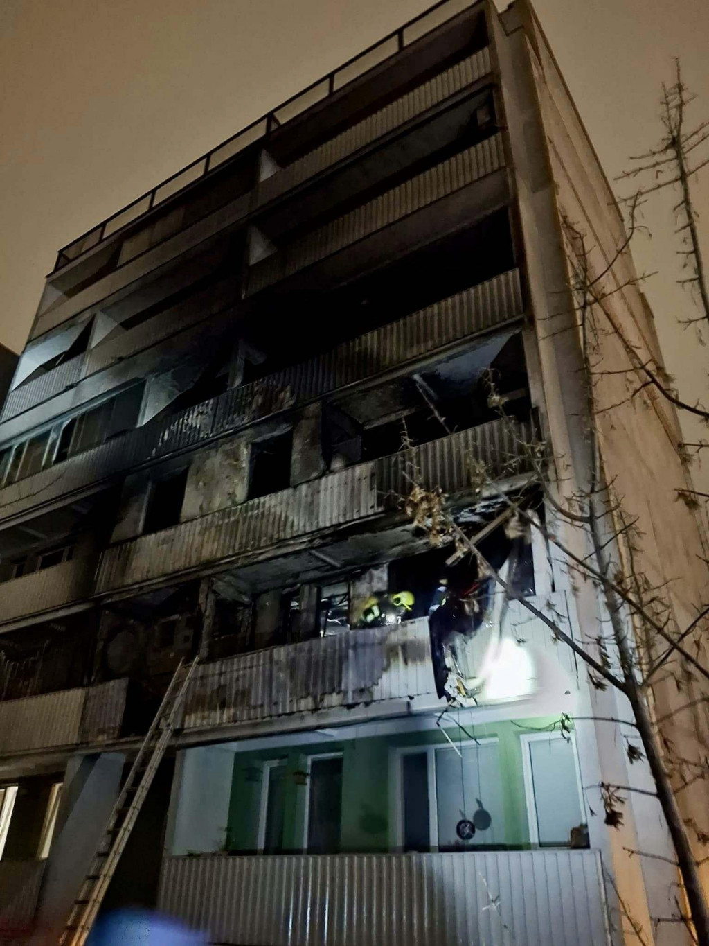 Nočn&yacute; požiar na Ban&scaron;elovej ulici v bratislavskom Ružinove vyhnal do zimy dve desiatky rod&iacute;n. FOTO: Facebook/Martin Chren - starosta Ružinova