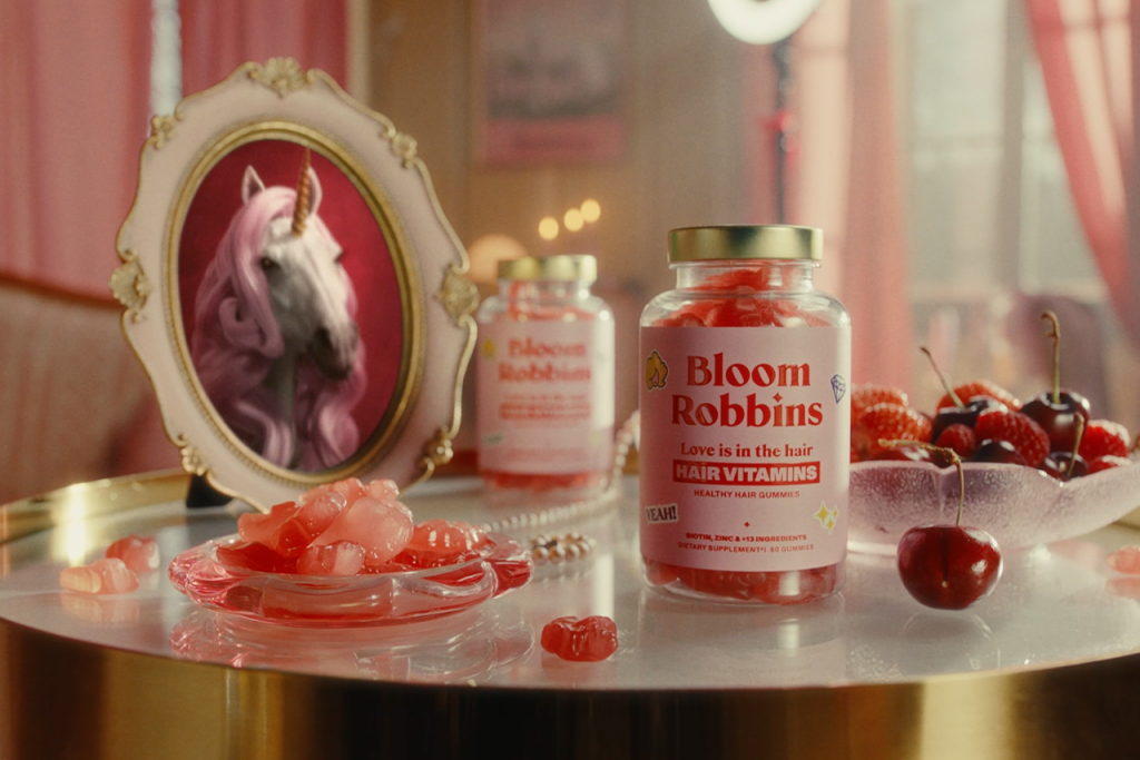 Jednorožec, Zlatovl&aacute;ska a z&aacute;zračn&yacute; gum&iacute;k v novej kampani Bloom Robbins.