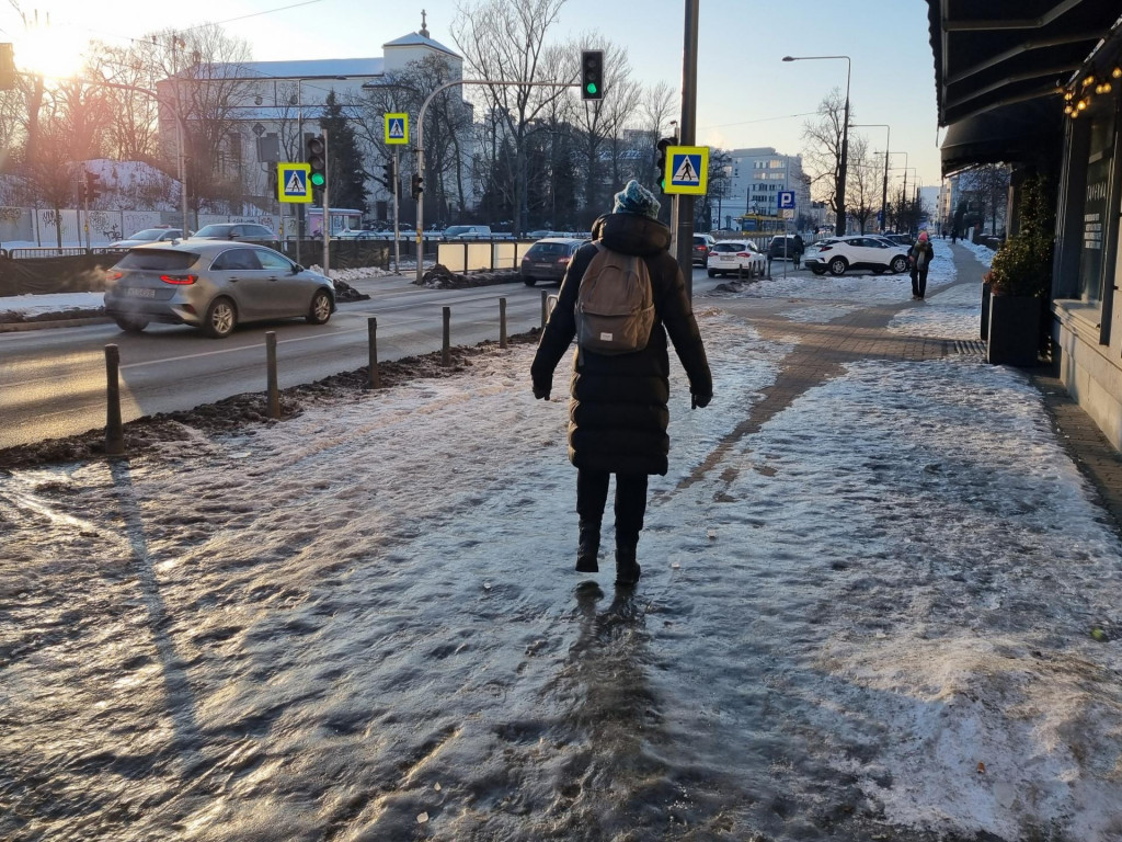 &bdquo;Tvorba poľadovice predstavuje potenci&aacute;lne nebezpečenstvo pre ľudsk&eacute; aktivity,&ldquo; pripom&iacute;na SHM&Uacute;. FOTO: TASR/Slavom&iacute;r Gregor&iacute;k