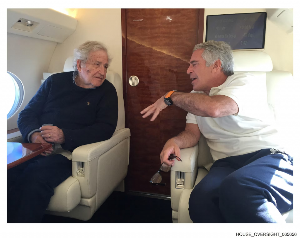 Filozof Noam Chomsky a Jeffrey Epstein sa objavuj&uacute; na tejto nedatovanej fotografii z pozostalost&iacute; zosnul&eacute;ho finančn&iacute;ka a ods&uacute;den&eacute;ho sexu&aacute;lneho delikventa Jeffreyho Epsteina. FOTO: REUTERS