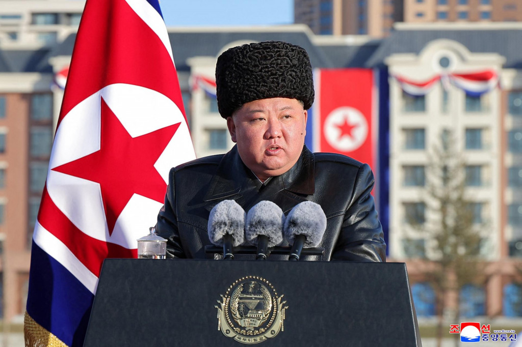 Kim Čong-un si uvedomuje, že star&aacute; propaganda na mlad&scaron;ie gener&aacute;cie už nefunguje. FOTO: Reuters