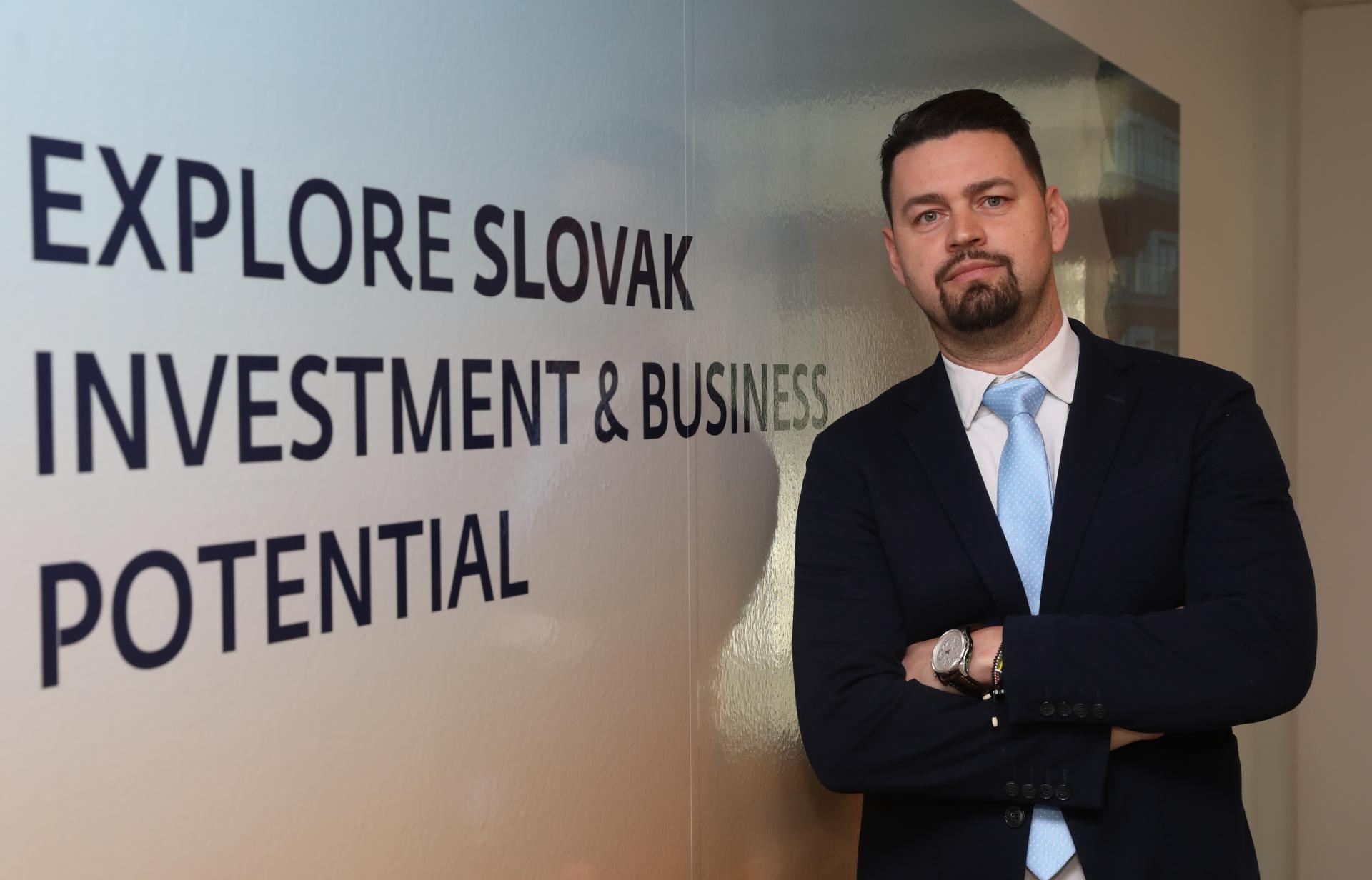 V hre je invest&iacute;cia z &Aacute;zie porovnateľn&aacute; s Volvom alebo Jaguarom, tvrd&iacute; &scaron;&eacute;f SARIO (rozhovor)