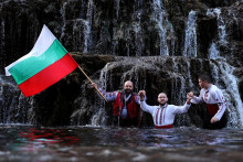 Bulhari na z&aacute;bere zo 6. janu&aacute;ra tancuj&uacute; a spievaj&uacute; vo vode počas ritu&aacute;lu, ktor&yacute; sa praktizuje počas sviatku Zjavenia p&aacute;na. FOTO: Reuters