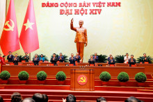 Vietnamsk&iacute; l&iacute;dri sa z&uacute;častňuj&uacute; stretnutia v r&aacute;mci pr&iacute;prav na otvorenie 14. zjazdu vl&aacute;dnucej Komunistickej strany v Hanoji 19. janu&aacute;ra 2026. FOTO: TASR/AP