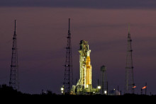 Nosič Space Launch System s modulom Orion v Kennedyho vesm&iacute;rnom stredisku 3. febru&aacute;ra 2026.