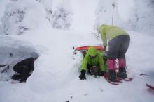 In&scaron;truktor horolezcom ukazuje, ako si vyrobiť snehov&uacute; jaskyňu na prežitie počas zimn&eacute;ho horolezeck&eacute;ho v&yacute;cviku na hore Zao neďaleko mesta Jamagata na severe Japonska. FOTO: TASR/AP