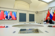 Rusk&yacute; prezident Vladimir Putin rokoval s č&iacute;nskym prezidentom Si Ťin-pchingom. FOTO: Reuters