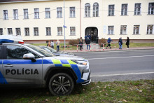 Policajn&eacute; auto pred Spojenou &scaron;kolou sv. Jozefa v Novom Meste nad V&aacute;hom. FOTO: TASR/M. Medňansk&yacute;