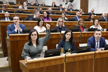 Sn&iacute;mka z rozpravy k odvol&aacute;vaniu viacer&yacute;ch ministrov a na vyslovenie ned&ocirc;very vl&aacute;de v rokovacej s&aacute;le parlamentu. FOTO TASR/Pavel Neubauer