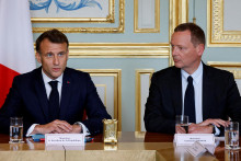 Franc&uacute;zsky prezident Emmanuel Macron a jeho diplomatick&yacute; poradca Emmanuel Bonne. FOTO: Reuters
