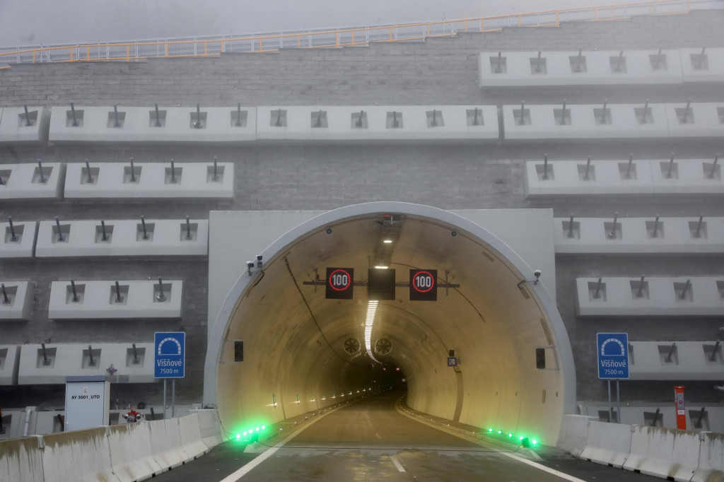 Diaľničiari očak&aacute;vaj&uacute;, že počet motoristov využ&iacute;vaj&uacute;cich tunel Vi&scaron;ňov&eacute; bude e&scaron;te r&aacute;sť. FOTO: HN/Peter Mayer
