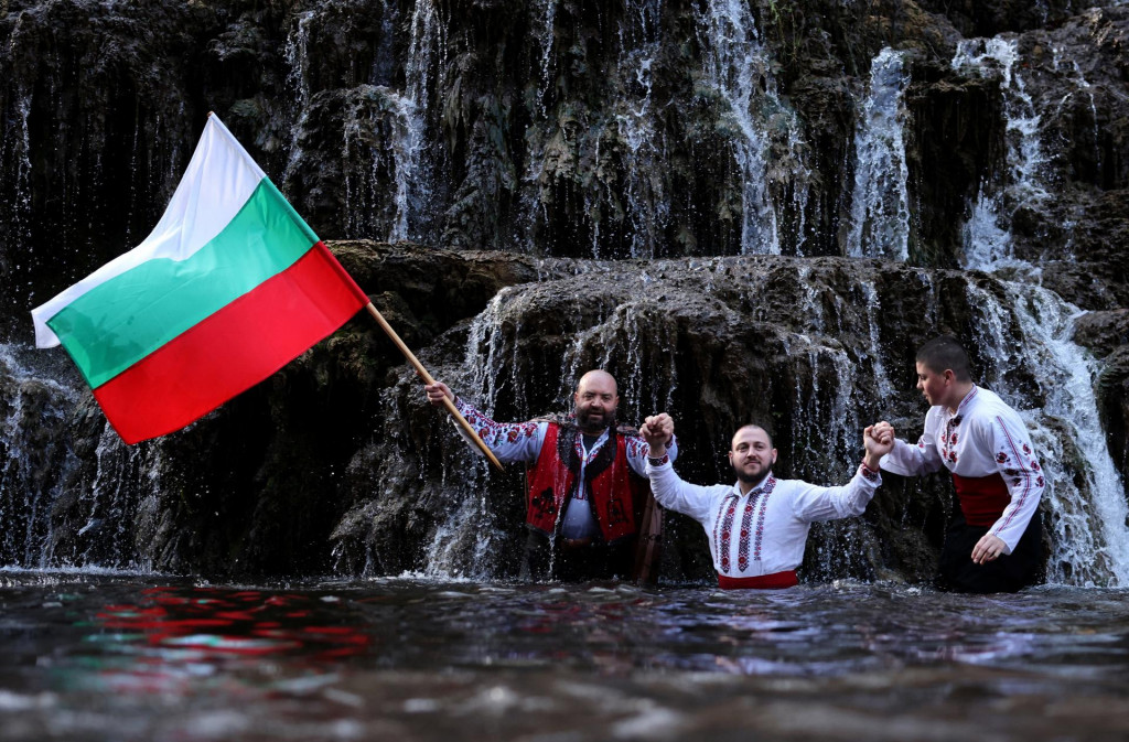 Bulhari na z&aacute;bere zo 6. janu&aacute;ra tancuj&uacute; a spievaj&uacute; vo vode počas ritu&aacute;lu, ktor&yacute; sa praktizuje počas sviatku Zjavenia p&aacute;na. FOTO: Reuters