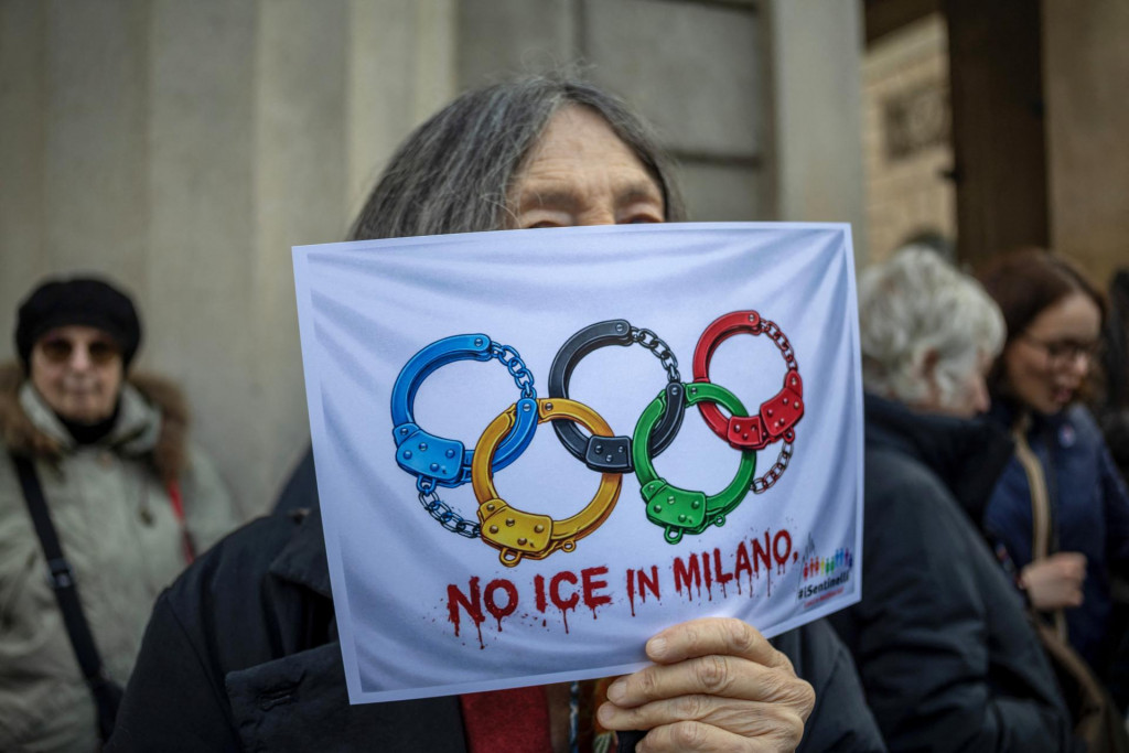 Demon&scaron;tr&aacute;cia v Mil&aacute;ne. Protestuj&uacute;ci drž&iacute; list papiera s vyobrazen&iacute;m olympijsk&yacute;ch kruhov ako p&uacute;t s n&aacute;pisom &bdquo;Žiadne ICE v Mil&aacute;ne&ldquo;. FOTO: Reuters