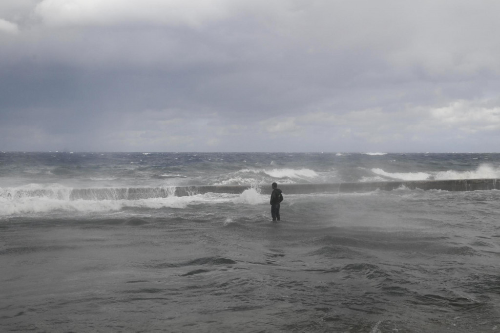 Ilustračn&aacute; fotografia. Zatopen&eacute; pobrežie Malecon v Havane. FOTO: Reuters