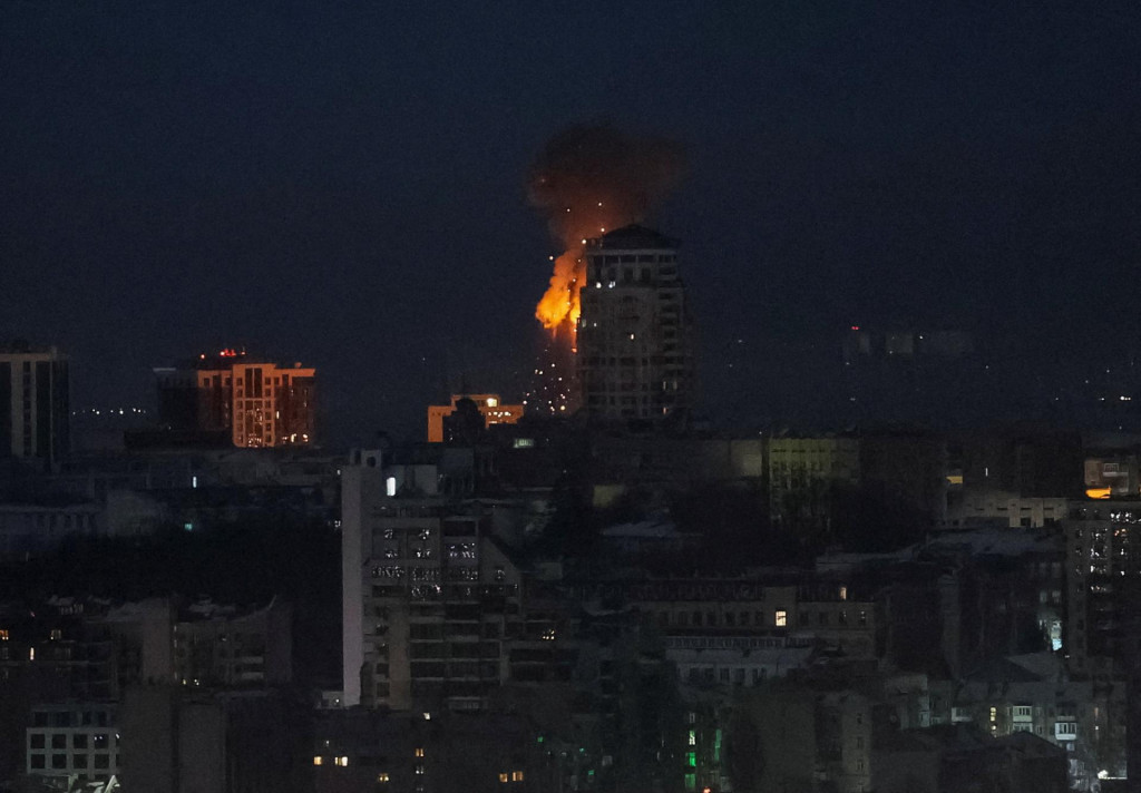 Dron zasiahol bytov&yacute; dom počas rusk&eacute;ho &uacute;toku na Kyjev. FOTO: Reuters
