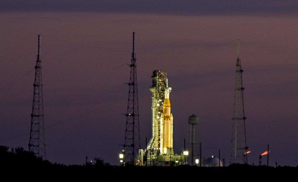 Nosič Space Launch System s modulom Orion v Kennedyho vesm&iacute;rnom stredisku 3. febru&aacute;ra 2026.