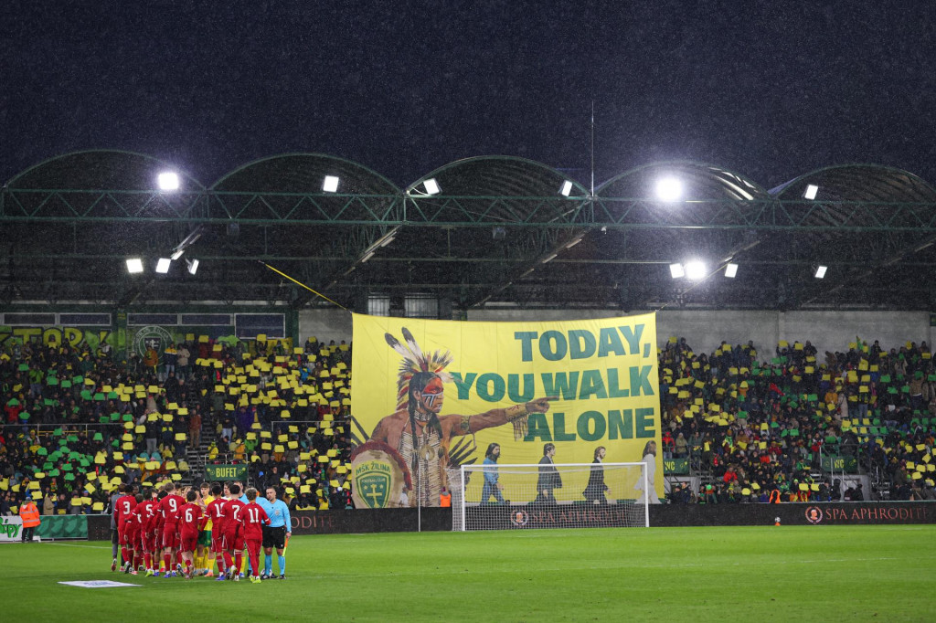 Fan&uacute;&scaron;ikovia Žiliny v z&aacute;pase &scaron;estn&aacute;sťfin&aacute;le ml&aacute;dežn&iacute;ckej Ligy majstrov medzi M&Scaron;K Žilina a Liverpool FC. FOTO: TASR/Daniel Stehl&iacute;k