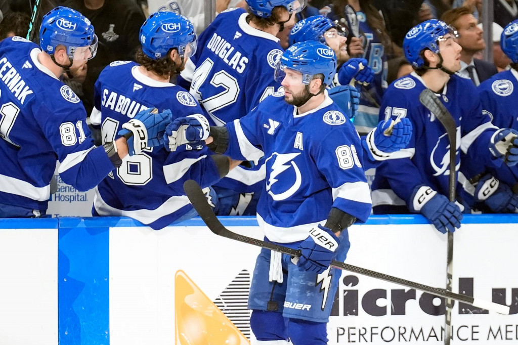 Slovensk&yacute; hokejov&yacute; obranca Erik Čern&aacute;k (vľavo) z Tampa Bay Lightning sa te&scaron;&iacute; z g&oacute;lu, ktor&yacute; strelil jeho spoluhr&aacute;č Nikita Kučerov (v popred&iacute; uprostred) v z&aacute;pase z&aacute;morskej NHL Tampa Bay Lightning - Buffalo Sabres v Tampe v utorok 3. febru&aacute;ra 2026. FOTO TASR/AP
