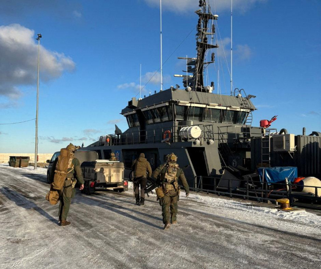 Est&oacute;nske policajn&eacute; komando nast&uacute;pilo na palubu n&aacute;morn&eacute;ho plavidla počas oper&aacute;cie zameranej na zadržanie lode smeruj&uacute;cej do Ruska podozrivej z pa&scaron;ovania. FOTO: Reuters/Est&oacute;nska pol&iacute;cia a pohraničn&aacute; str&aacute;ž