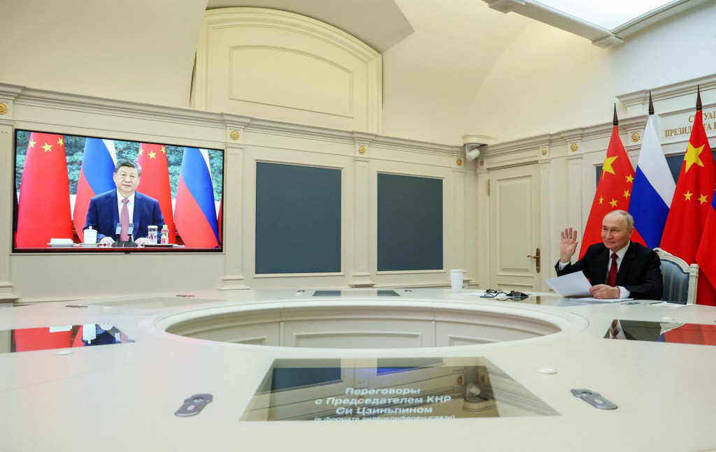 Rusk&yacute; prezident Vladimir Putin rokoval s č&iacute;nskym prezidentom Si Ťin-pchingom. FOTO: Reuters