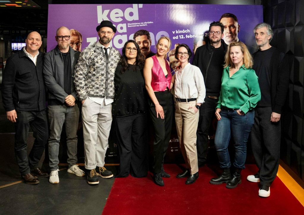 Petra Polni&scaron;ov&aacute;, Petra Hřeb&iacute;čkov&aacute;, Tom&aacute;&scaron; Ma&scaron;tal&iacute;r a tvorcovia filmu na premi&eacute;re. FOTO: Bontonfilm SK