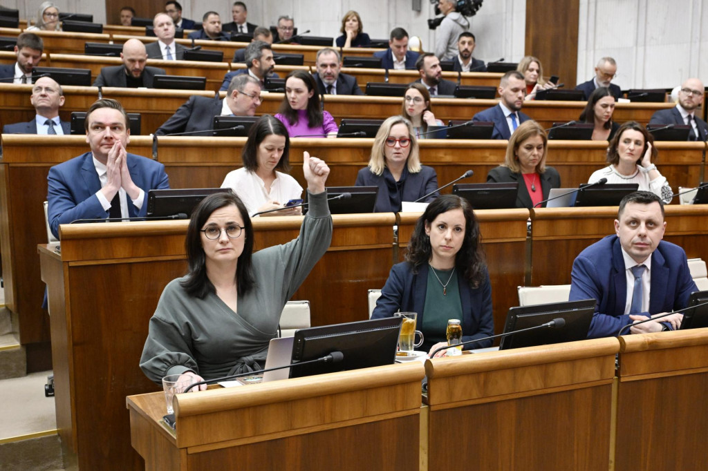 Sn&iacute;mka z rozpravy k odvol&aacute;vaniu viacer&yacute;ch ministrov a na vyslovenie ned&ocirc;very vl&aacute;de v rokovacej s&aacute;le parlamentu. FOTO TASR/Pavel Neubauer