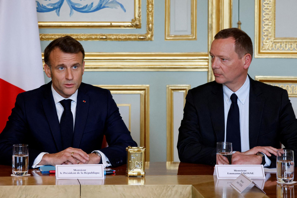 Franc&uacute;zsky prezident Emmanuel Macron a jeho diplomatick&yacute; poradca Emmanuel Bonne. FOTO: Reuters