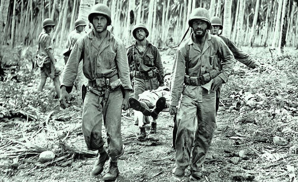 Americk&iacute; vojaci pri evaku&aacute;cii zranen&eacute;ho spolubojovn&iacute;ka z džungle počas bojov na ostrove Guadalcanal.