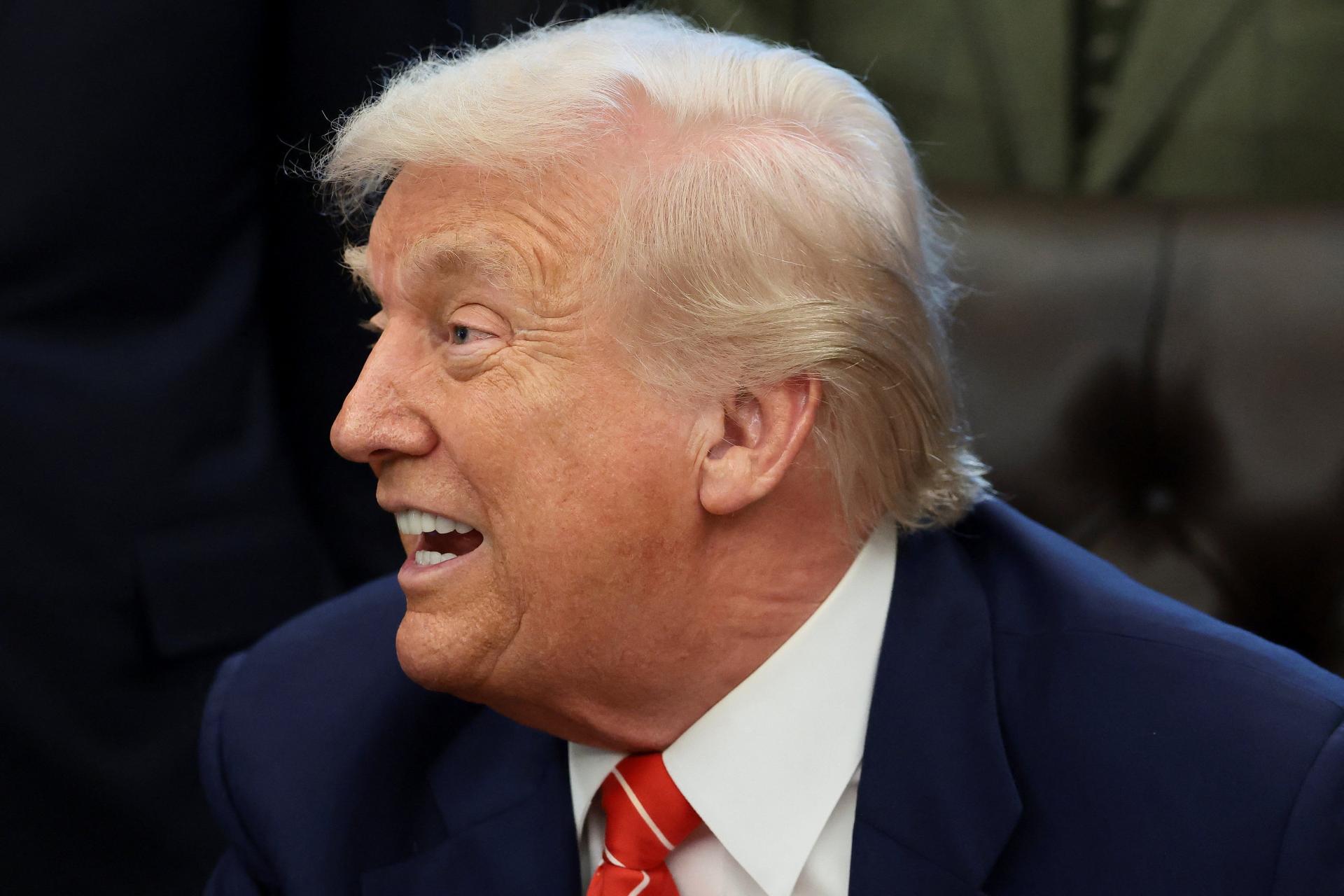 Trump tiahne do boja o vz&aacute;cne zeminy. Tentokr&aacute;t to v&scaron;ak rob&iacute; dobre