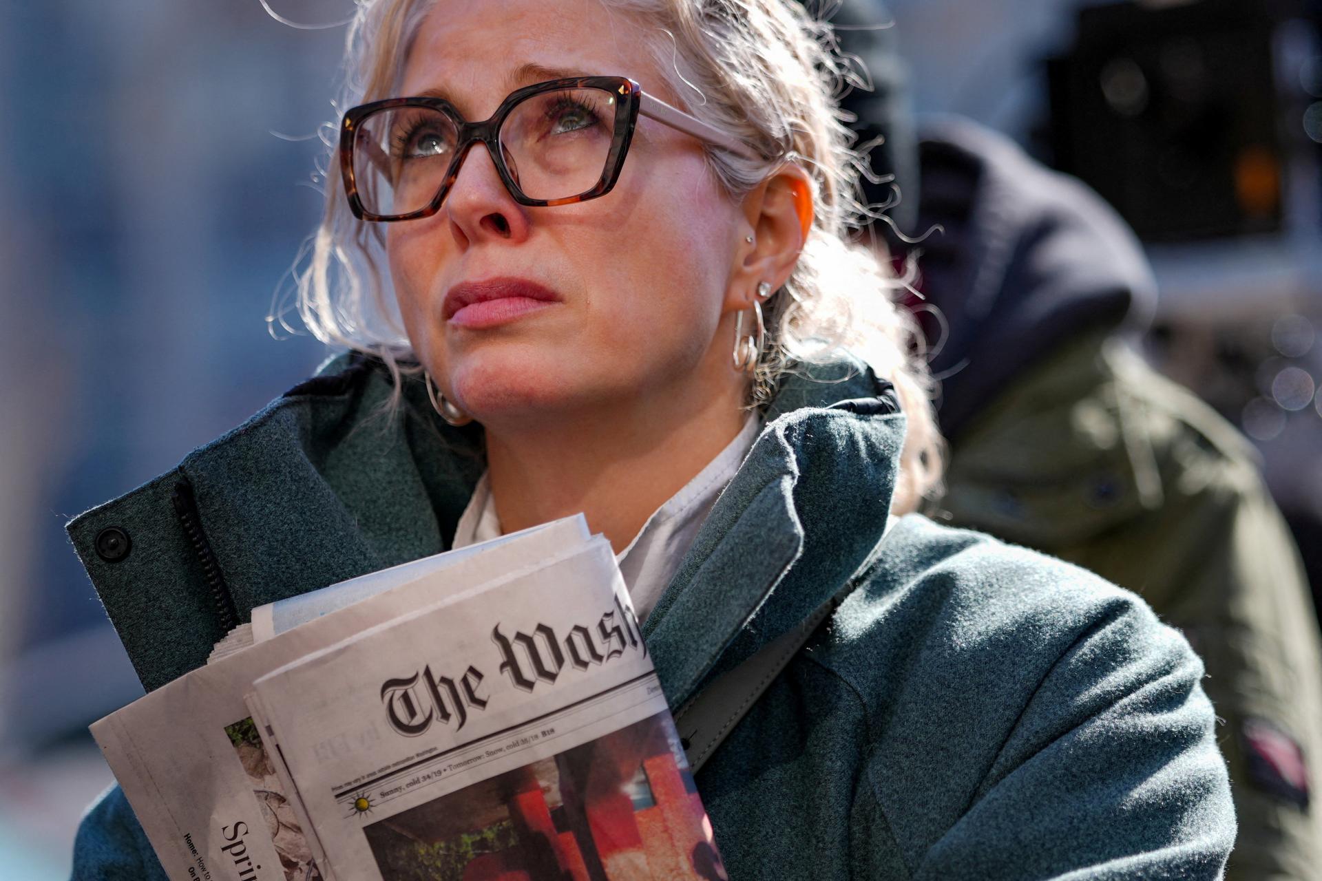 Proti prepúšťaniu v The Washington Post protestovali stovky ľudí. Demokracia zomiera v tme, hlása transparent