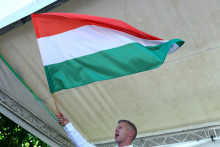 Peter Magyar, l&iacute;der opozičnej strany Tisza, m&aacute;va maďarskou vlajkou. FOTO: Reuters