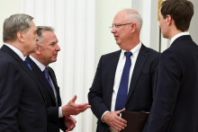 Osobitn&yacute; vyslanec Spojen&yacute;ch &scaron;t&aacute;tov Steve Witkoff (druh&yacute; zľava), rusk&yacute; vyjedn&aacute;vač Kirill Dmitrijev (druh&yacute; sprava), poradca rusk&eacute;ho prezidenta pre zahraničn&uacute; politiku Jurij U&scaron;akov (vľavo) a Jared Kushner, zať a poradca americk&eacute;ho prezidenta Donalda Trumpa počas stretnutia v Moskve vo &scaron;tvrtok 22. janu&aacute;ra 2026. FOTO: TASR/AP
